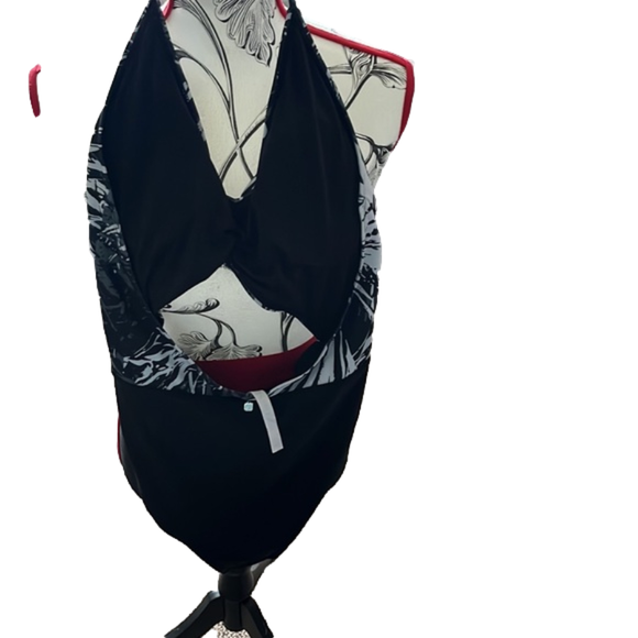 Women’s Fabletics, one piece, swimsuit, size medium - Picture 4 of 5